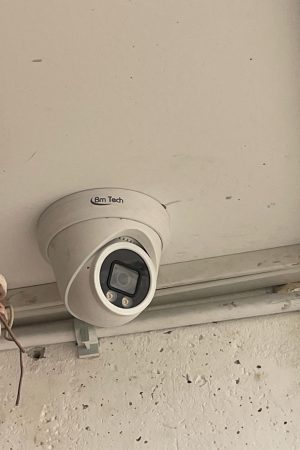 מתקין מצלמות אבטחה בעסק