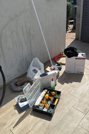 מתקין מצלמות אבטחה לעסק