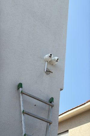 מתקין מצלמות אבטחה לעסק